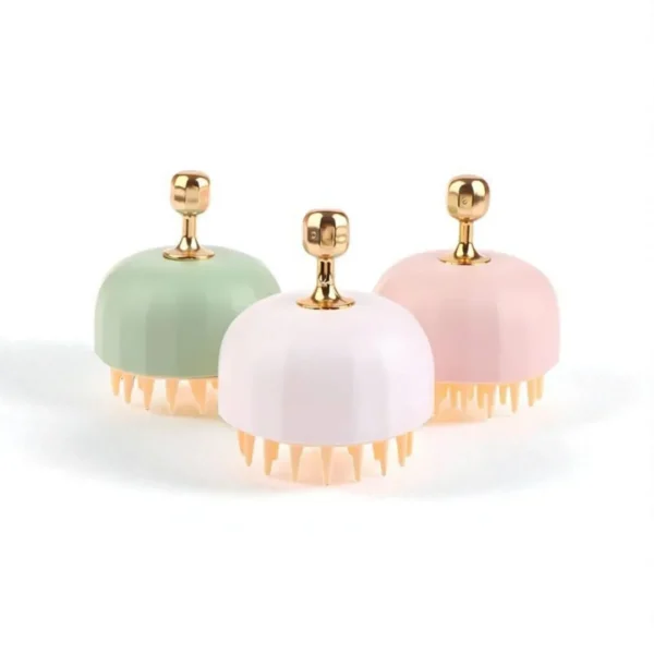Brosses de massage cuir chevelu aux couleurs pastel avec poignée dorée, idéales pour stimuler la pousse et répartir les soins.
